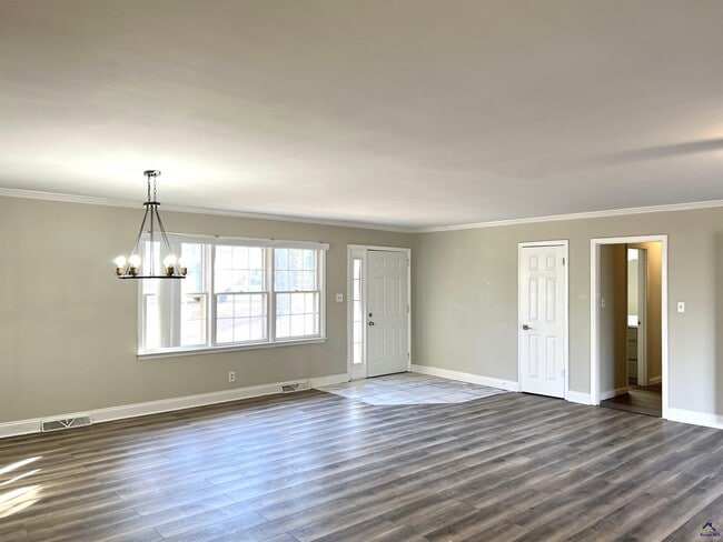 Building Photo - 4075 Meadowbrook Dr