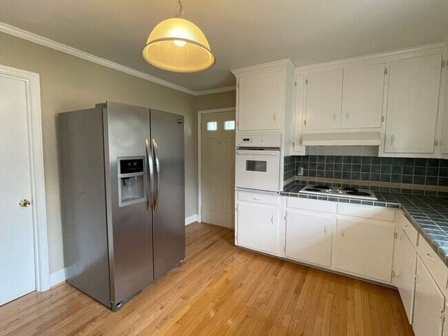 Building Photo - Large Renovated Ranch Home, Two Kitchens &...