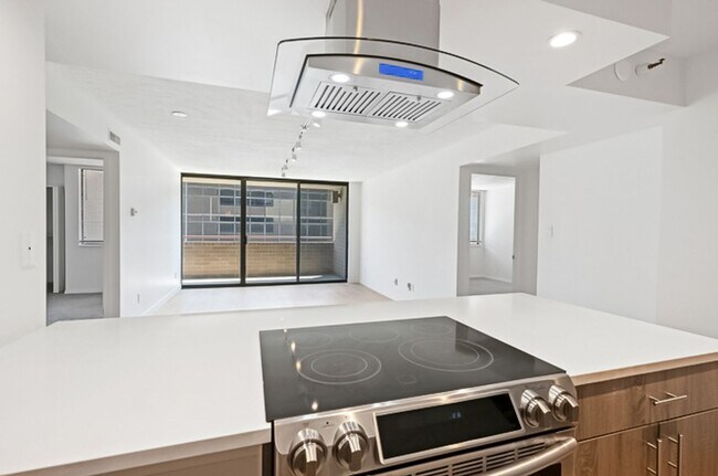 Foto del edificio - 2BR Condo w/ Covered Parking and Balcony Views at Broadway Towers