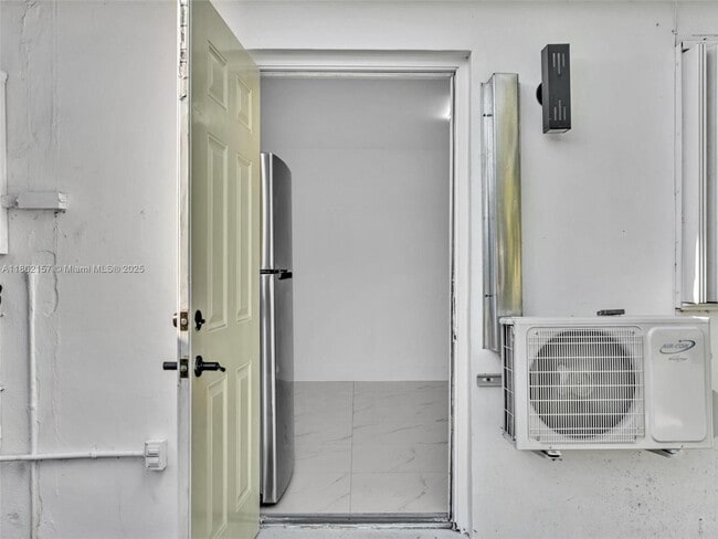 Building Photo - 4941 SW 44th Ave