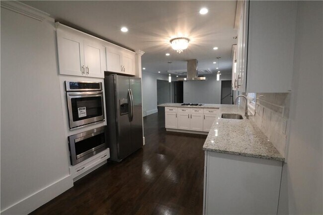 Building Photo - 6105 Glenridge Dr
