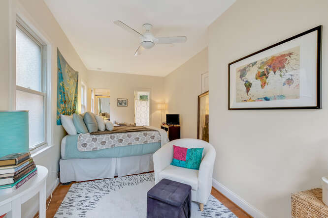 Beautiful, light filled studio - 4908 45th St NW