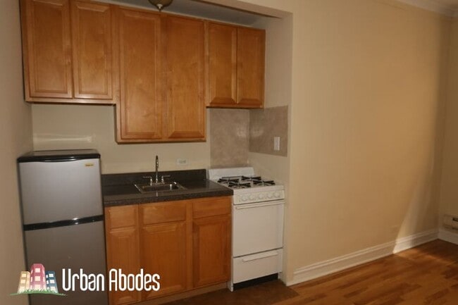 Building Photo - 4542 N Damen Ave