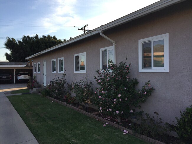 Vista lateral de la unidad. Aparcamiento cubierto en la parte trasera de la propiedad. - 840 W 168th St