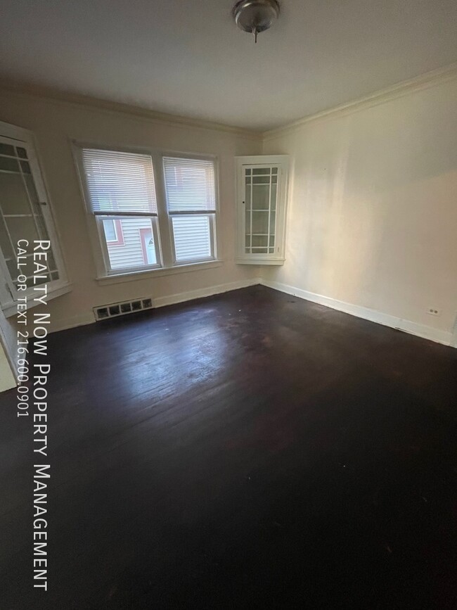 Foto del edificio - Cleveland Heights 3 Bedroom First Floor