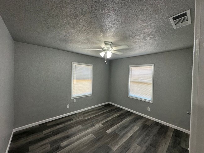 Foto del edificio - APPLY FOR THIS BEAUTIFUL HOME TODAY!