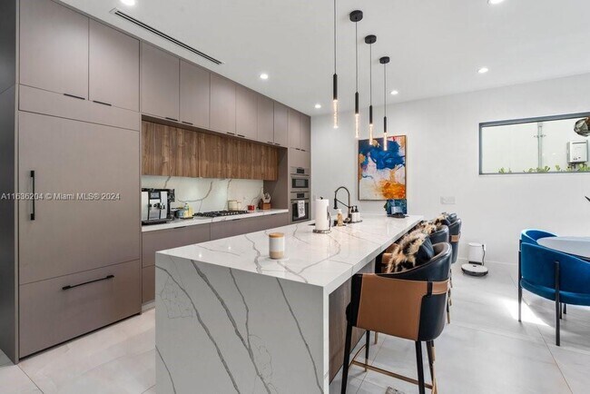Foto del edificio - 1616 NE 5th Ct