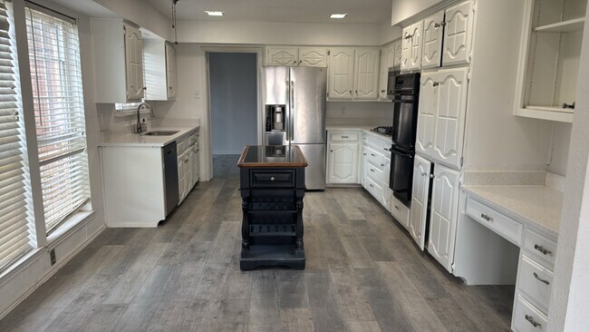 Building Photo - 1604 Elk Grove Dr