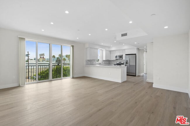 Building Photo - 11042 La Maida St