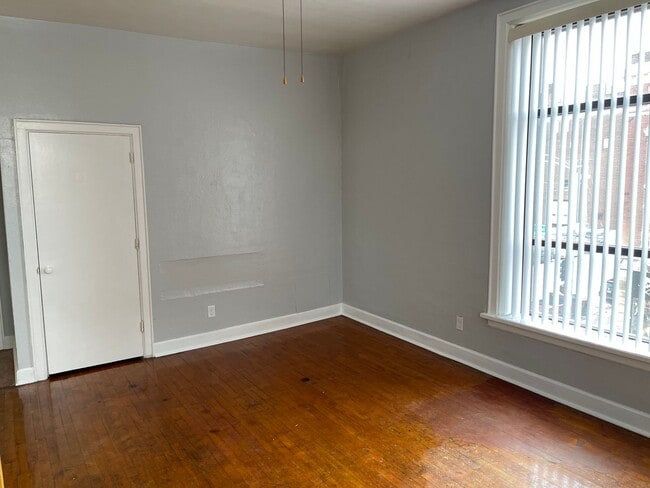 Building Photo - Large one room efficiency with large kitchen