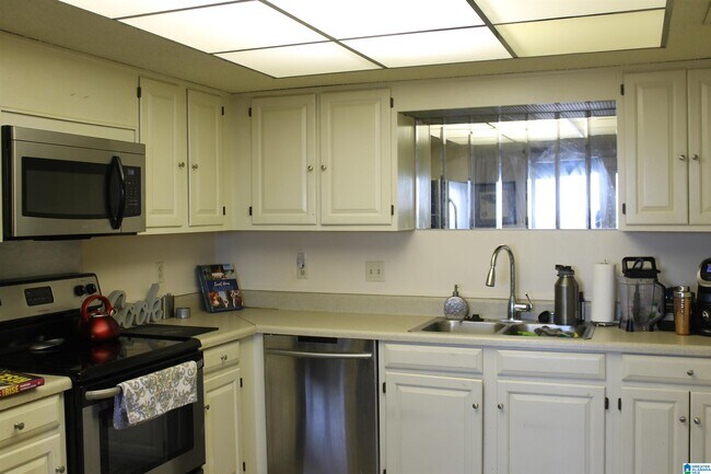 Foto del edificio - 1300 Beacon Pkwy E