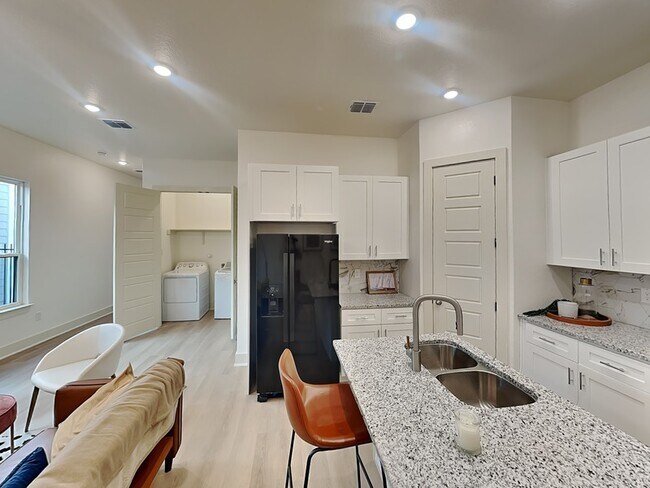 Foto del edificio - 5142 Kelwood St