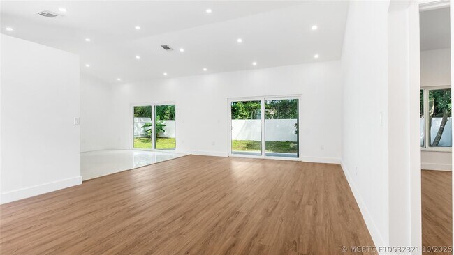 Building Photo - 1811 SW 124th Way