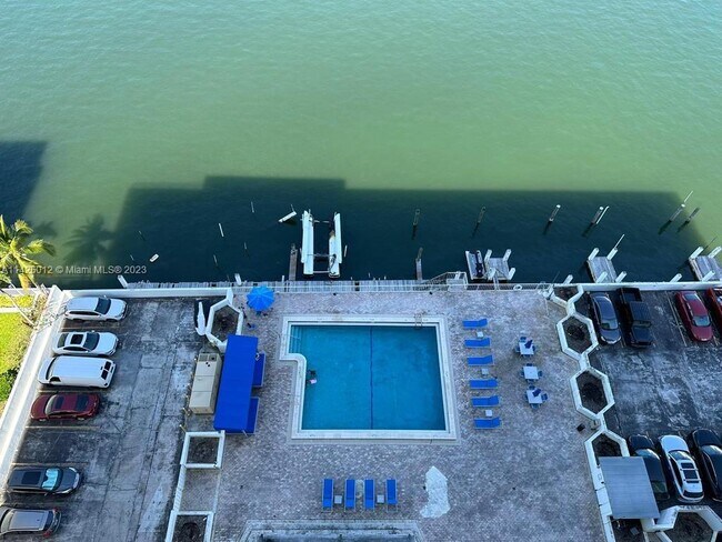 Foto del edificio - 5750 Collins Ave