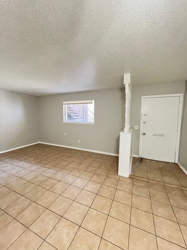 Building Photo - 1 Bed 1 Bath Downstairs Unit