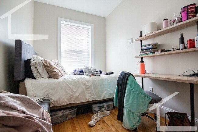 Building Photo - Renovated 2-Bed in Allston | Modern Finish...