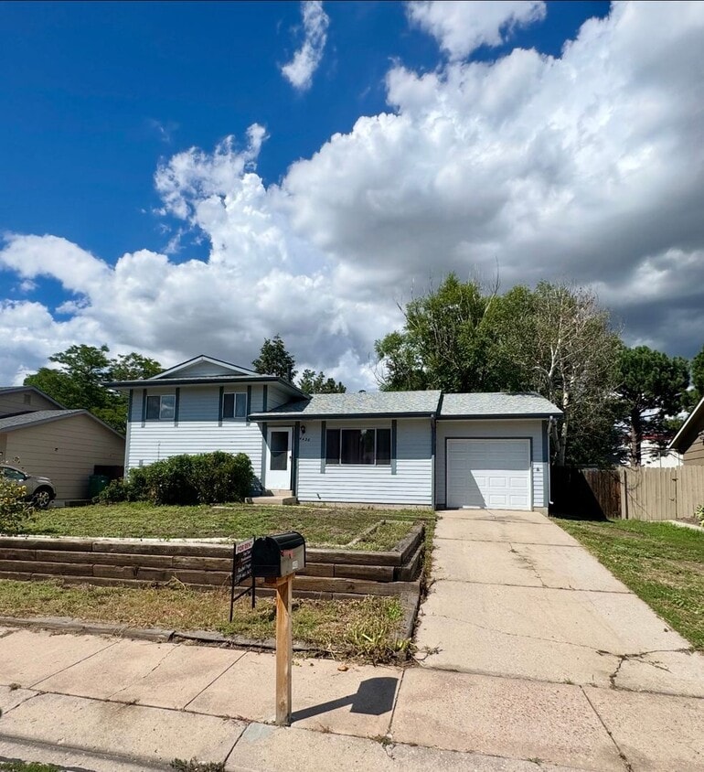 Primary Photo - Lovely 3 bedroom 2 bath in North Colorado ...