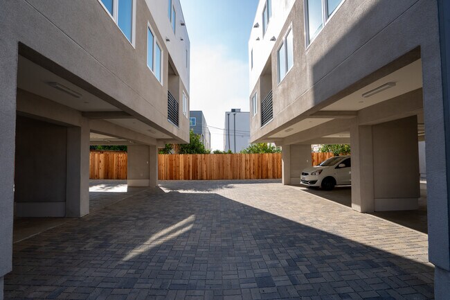 Foto del edificio - 4984 Romaine St