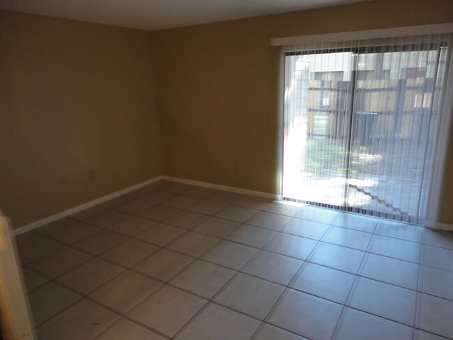 Building Photo - Nice 2 bedroom/ 1 1/2 bath town-home in Mill Run