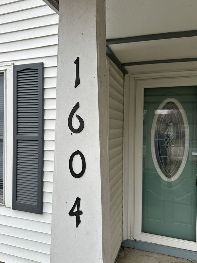 Building Photo - Your Yorktown Home Base | Love Coming Home