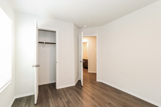 Building Photo - 2162 Middle Rdg Dr