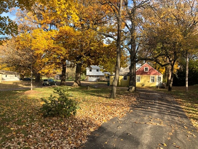 Building Photo - Cozy Two Bedroom Single Family in Country ...