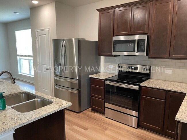 Building Photo - 4 Bedroom, 2.5 Bathroom Home for Rent in T...