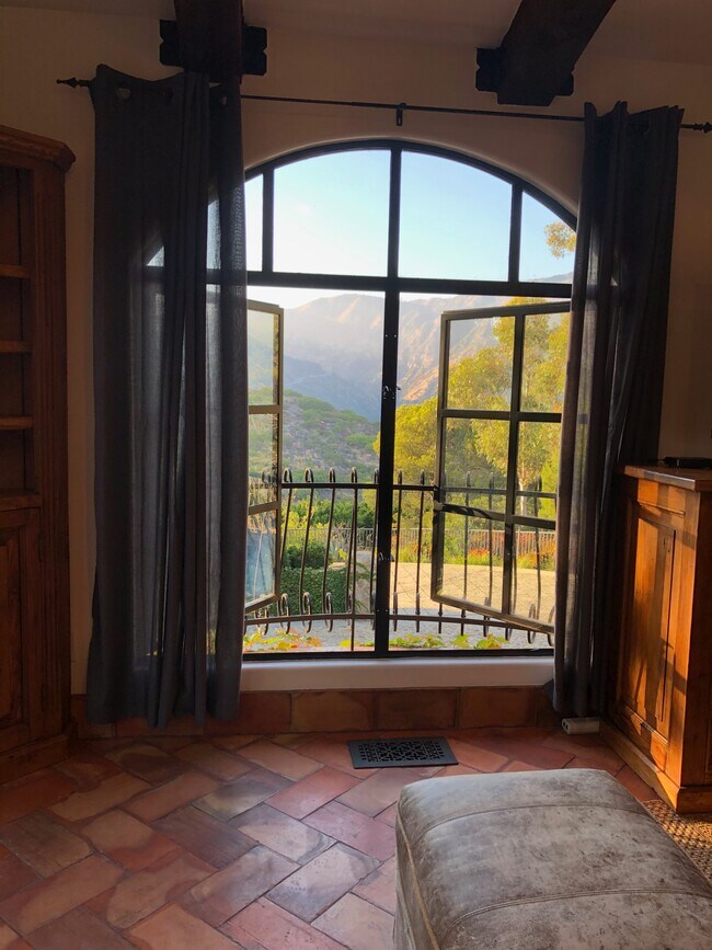 Foto del edificio - 23806 Malibu Crest Dr