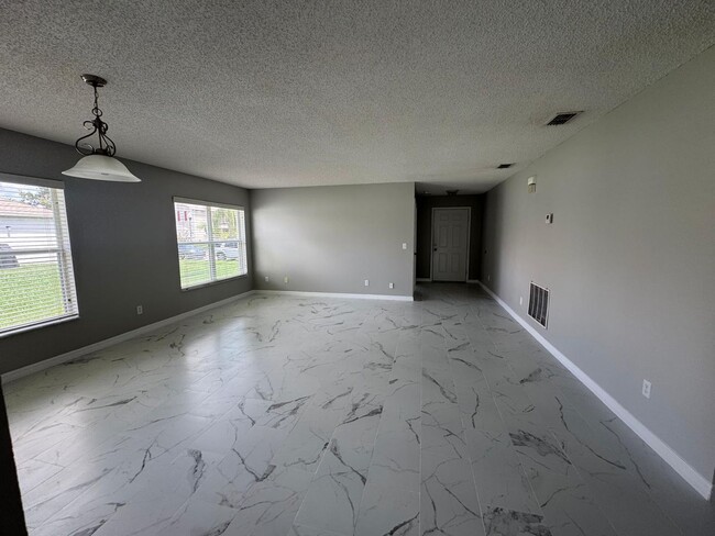 Building Photo - Spacious 4 bedroom house in Waterford Chase