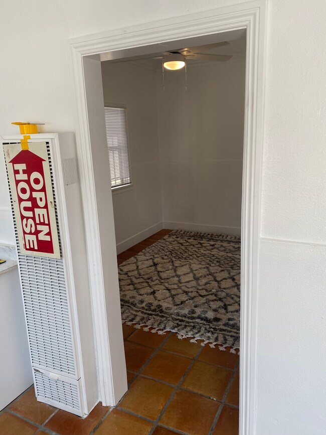 Foto del edificio - 3046 E 7th St