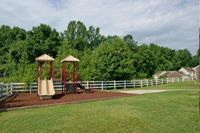 Área de juegos infantiles y espacio abierto - Conway Park Apartments