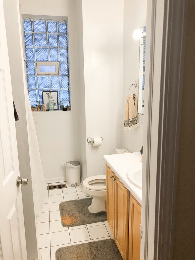 Building Photo - 2109 W Schiller St