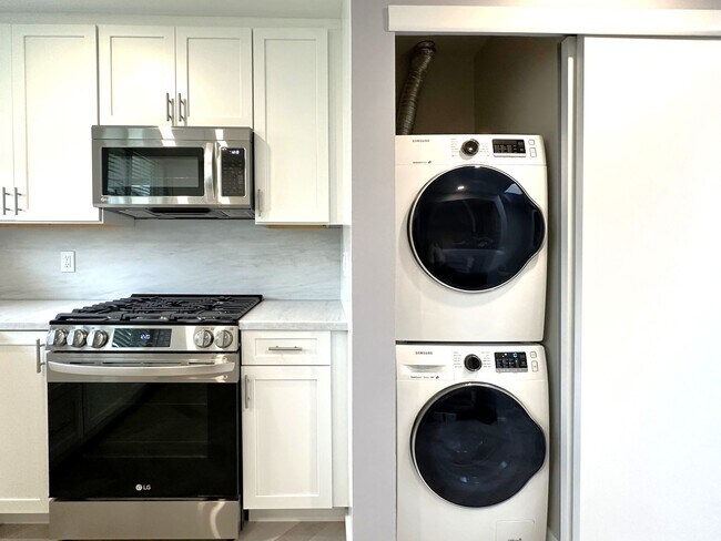 Foto del edificio - EPIC REA: Bright 1bd/1ba Condo with Washer/Dryer in unit and Parking!