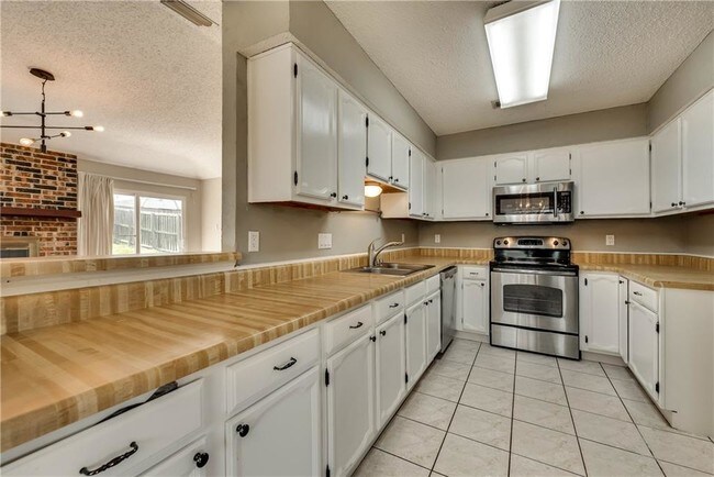 Building Photo - 904 Filmore Dr