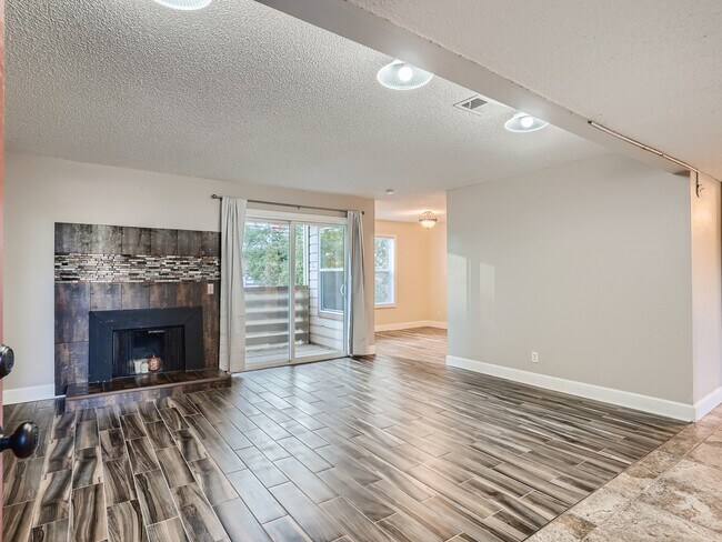 Foyer - 7665 E Eastman Ave