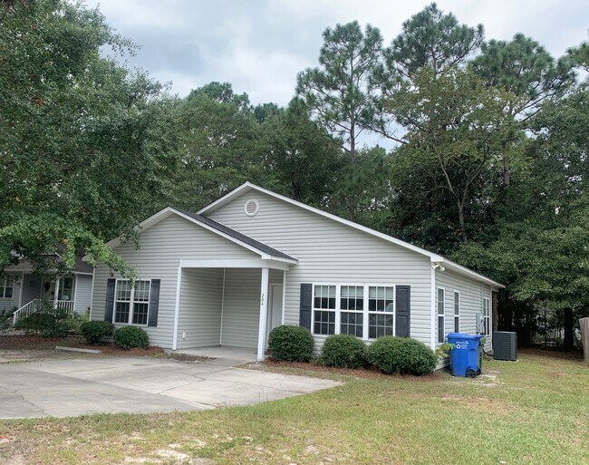 Building Photo - 3 Bedroom 2 Bath House Available now on Ch...