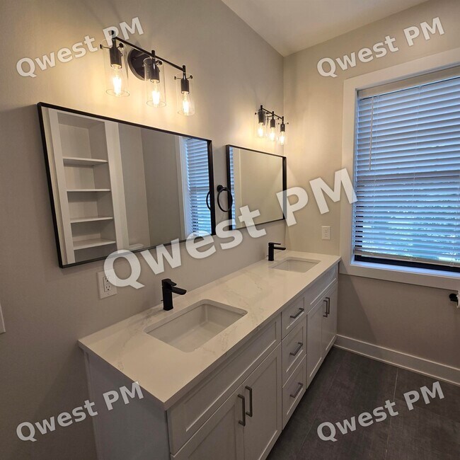 Foto del edificio - 629 Fairview Ave NE