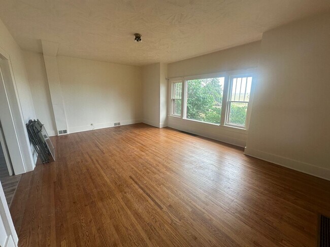 Building Photo - Large Country Home! Pet Friendly!