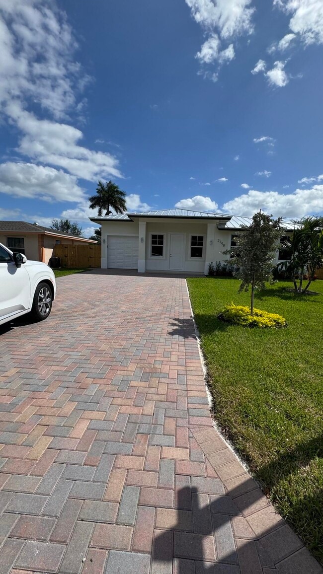 Building Photo - 3798 Coconut Rd
