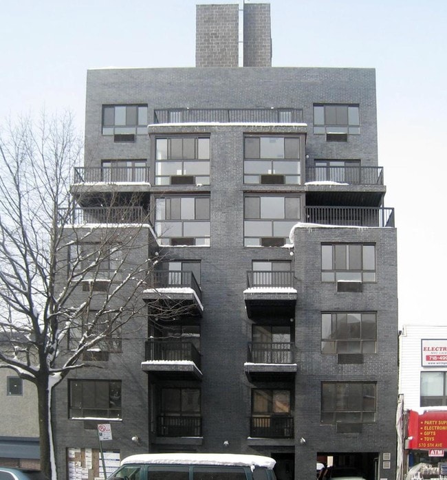 Primary Photo - 572 5th Ave