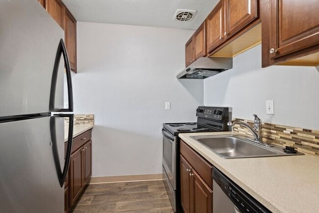 Building Photo - MOVE IN SPECIAL 1ST MONTH RENT FREE!! 2 be...