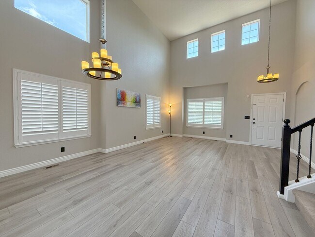Building Photo - Rare Mountain View Gem for Rent in Erie!