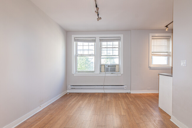 Building Photo - 511 W Belmont Ave