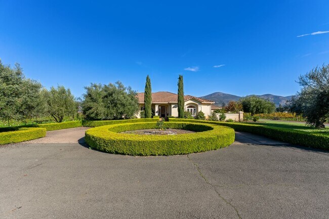 Foto del edificio - Monticello Road Home with Scenic Vineyard Views