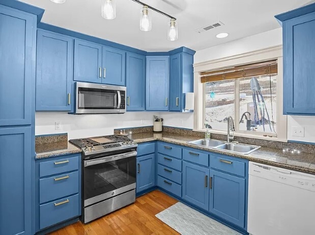 Building Photo - 463 Elm St