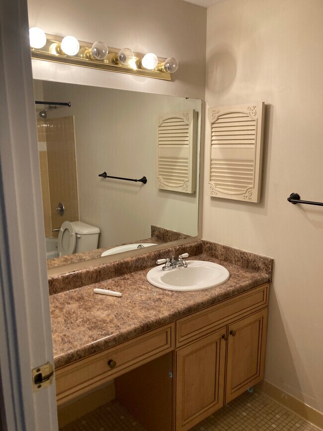 Building Photo - 2 bedroom 1.5 bath condo