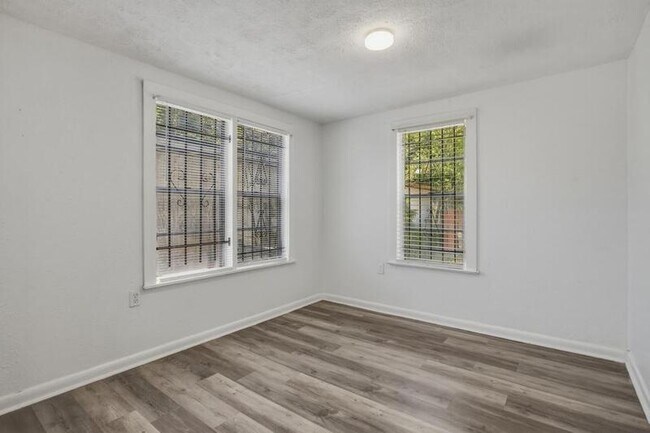 Foto del edificio - 1216 W 24th St