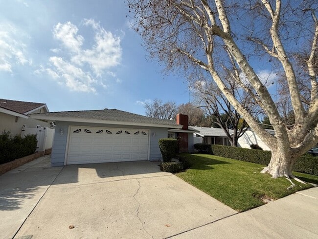 Foto del edificio - Charming Single-Story 3-Bedroom Home in Newhall!