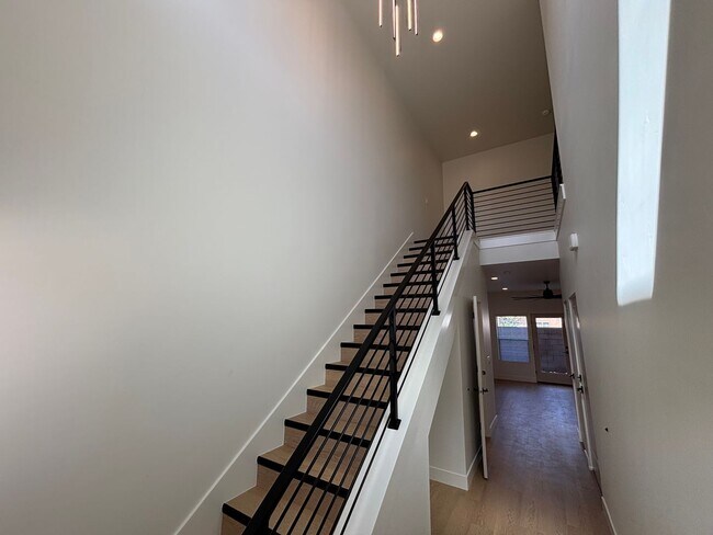 Foto del edificio - HURRICANE TOWNHOME FOR RENT!