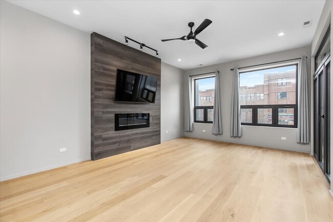 Foto del edificio - 1734 N California Ave